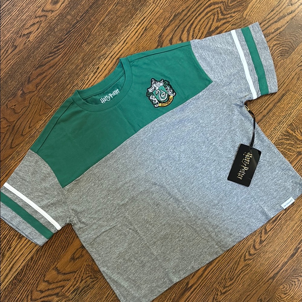 Warner Bros Green Gray Short slithering cropped Sleeve Tee medium harry potter